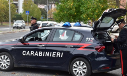 Al volante senza aver mai preso la patente. Quando lo fermano i carabinieri dice di essere suo fratello