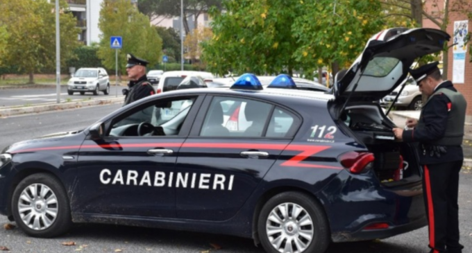 Al volante senza aver mai preso la patente. Quando lo fermano i carabinieri dice di essere suo fratello