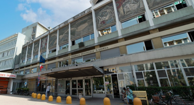Madre e figlia, spazientite dall’attesa, aggrediscono i sanitari che stavano soccorrendo paziente colto da malore