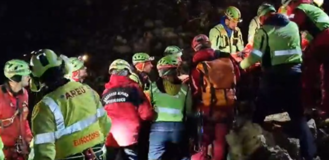 Ottavia Piana: i video del salvataggio della speleologa. Al medico che l’aveva già soccorsa: “Sono stata proprio sfigata”