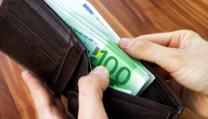 Giovane straniero trova un portafoglio con 1.600 euro e lo restituisce: “Ci hai salvato il Natale”