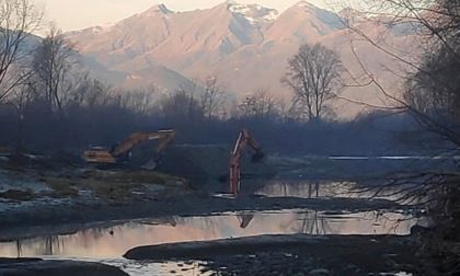 Incidente sul lavoro in Valtellina: cede la sponda, escavatore finisce nel fiume Adda. Muore imprenditore