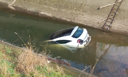 Coppietta in camporella finisce nel canale: escono inzuppati e vanno a casa, intanto scatta l'allarme