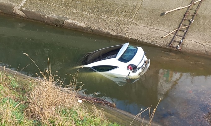 Coppietta in camporella finisce nel canale: escono inzuppati e vanno a casa, intanto scatta l’allarme