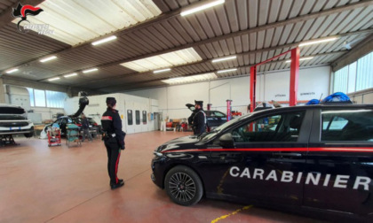 Fingono un guasto e mentre il meccanico è fuori a provare l'auto, intanto svaligiano l'officina