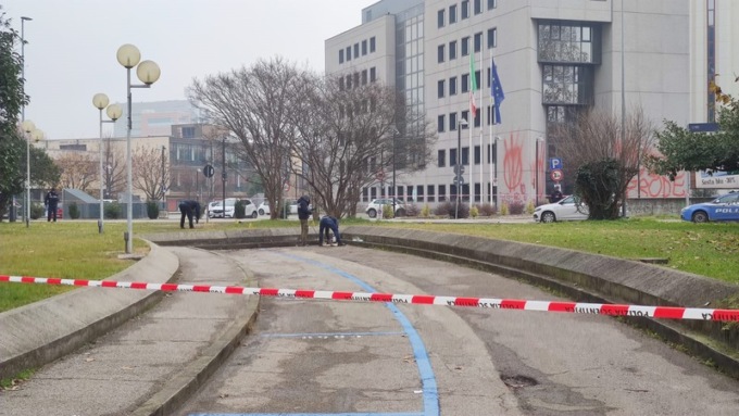 Si aggira con un’ascia per la strada e cerca di colpire un poliziotto che si salva sparandogli alla gamba