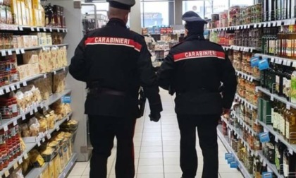 Anziano ruba formaggio e scappa investendo la cassiera col carrello: "La pensione non mi basta"