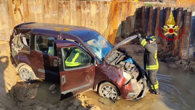 Due auto precipitano nel vuoto: una finisce in un cantiere, l’altra su alcuni veicoli parcheggiati