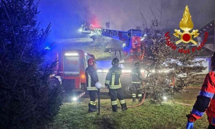 Incendio alla festa dei 18 anni con 50 invitati, crolla il tetto della cascina