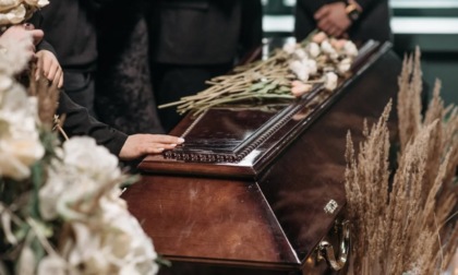 Chi paga il funerale della suocera? Rissa tra parenti con coltelli e bastoni mezz'ora dopo la morte