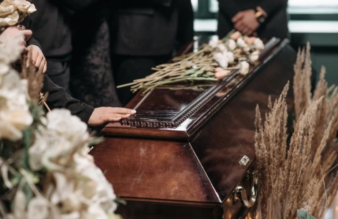 Chi paga il funerale della suocera? Rissa tra parenti con coltelli e bastoni mezz’ora dopo la morte