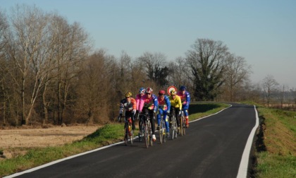 Pedalano affiancati: ciclisti (professionisti) multati. Cosa dice il Codice della Strada