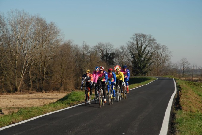 Pedalano affiancati: ciclisti (professionisti) multati. Cosa dice il Codice della Strada