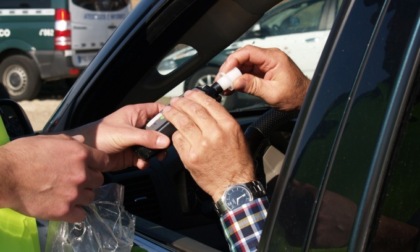 Ubriaco al volante va a prendere il figlio a scuola. Mentre lo aspetta si stappa l'ennesima birra in auto