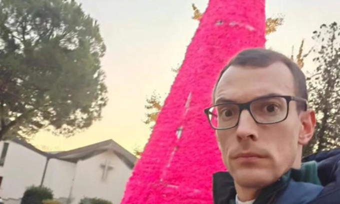 Albero fucsia fuori dalla chiesa, il prete social riprende la battuta “scomoda” di Papa Francesco