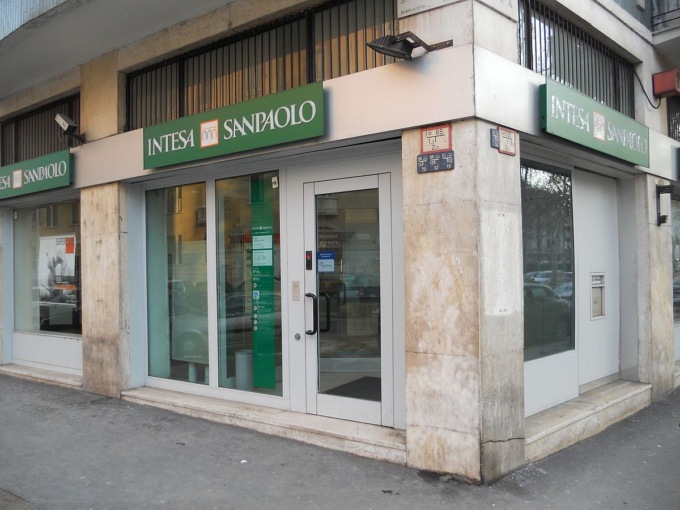 Down Intesa Sanpaolo, impossibile accedere a conti e stipendi: cosa sta succedendo