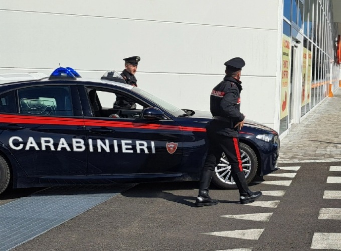 “Non mi hai salutato”, aggredisce il padre e gli lancia il televisore