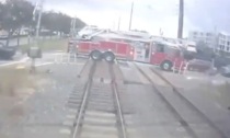 Treno travolge camion dei pompieri sui binari: il video