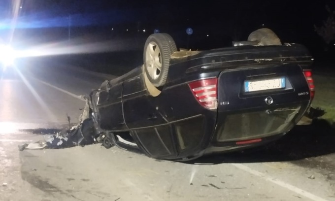 Senza patente e assicurazione fa un frontale… con i Carabinieri