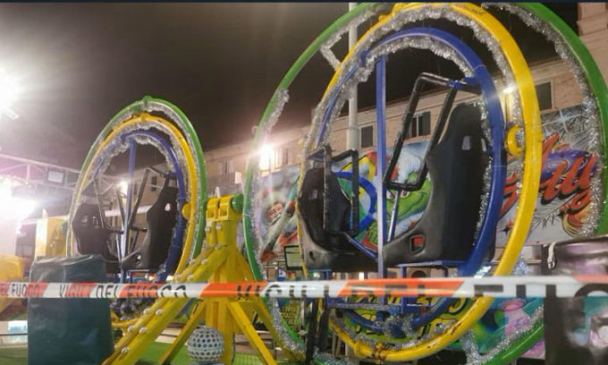 Si rompono le cinture e una ragazza vola fuori dalla giostra al luna park
