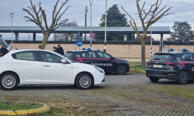 Ragazza di 24 anni accoltellata al centro commerciale, fermato l’ex fidanzato (che un anno fa le aveva tirato addosso l’acido)