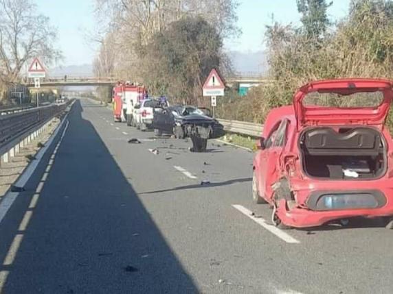 Sbalzate dall’auto dopo l’incidente, muoiono zia e nipote di 11 anni. Ferite altre due bambine