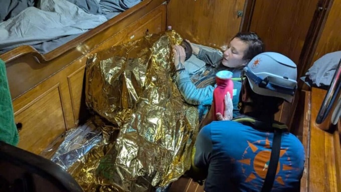 Lampedusa, bambina di 11 anni arriva da sola aggrappata a un salvagente. E’ l’unica sopravvissuta a un naufragio