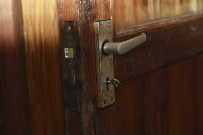 Trovano i ladri in casa, li chiudono in camera da letto