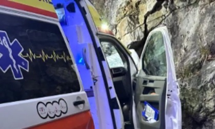 Ambulanza contro un muro: muore paziente a bordo, grave soccorritore