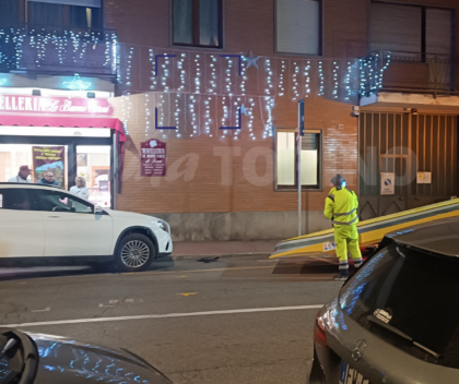 Investita mentre scarica l’auto, il marito arriva per soccorrerla e investe un ciclista