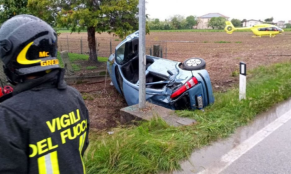 Presta l'auto a due dipendenti, loro gliela distruggono e la abbandonano fuori strada