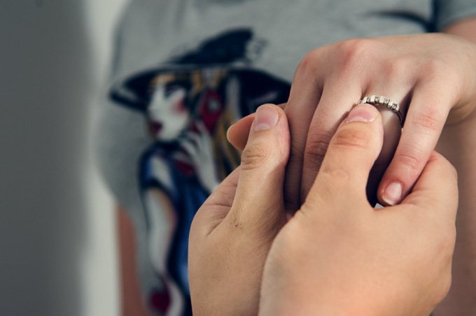 Fa la proposta di matrimonio alla fidanzata, ma perde l’equilibrio e cade in mare