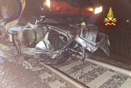 Auto sui binari travolta da due treni