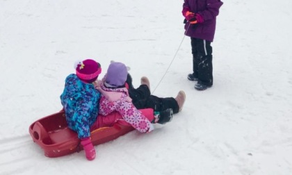 Travolge con lo slittino una donna, se ne va e la lascia priva di sensi sulla neve. Il "pirata" è una bambina di 6 anni