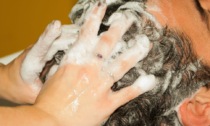 Sostanza tossica in shampoo, creme e profumi: decine di prodotti di grandi marche a rischio. L'elenco