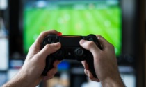 Urla e bestemmie tutta notte giocando alla Playstation, la vicina di casa 60enne accoltella la mamma