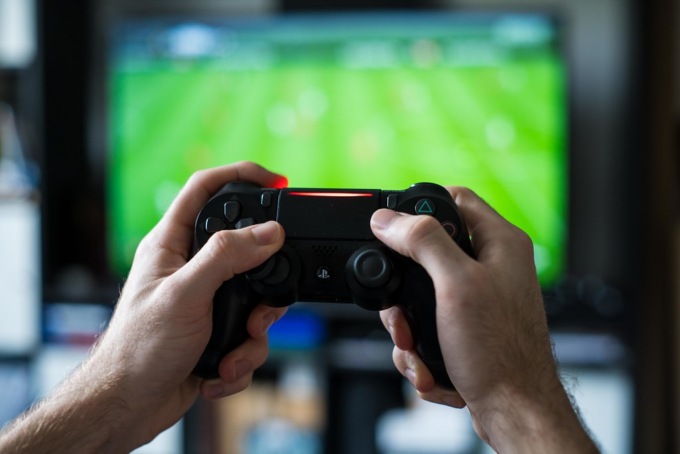 Urla e bestemmie tutta notte giocando alla Playstation, la vicina di casa 60enne accoltella la mamma