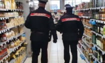 La banda dei supermercati che cambiava i codici a barre dei superalcolici per pagarli meno