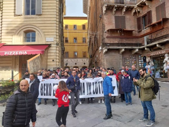 Beko congela il licenziamento di 1935 dipendenti. Tre settimane per trovare una soluzione e uscire dalla crisi