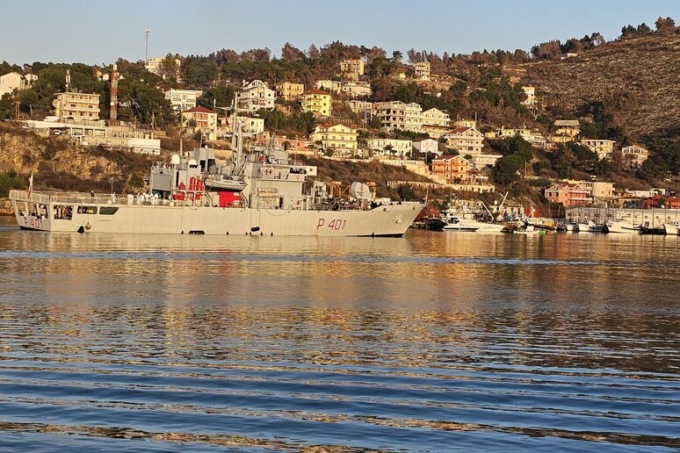 La nave Cassiopea con 49 migranti è arrivata in Albania: cosa cambia rispetto ai primi trasferimenti saltati