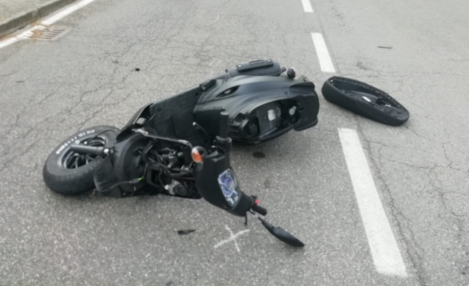 Ruba un motorino, fa un incidente e chiede i danni (400.000 euro) al derubato