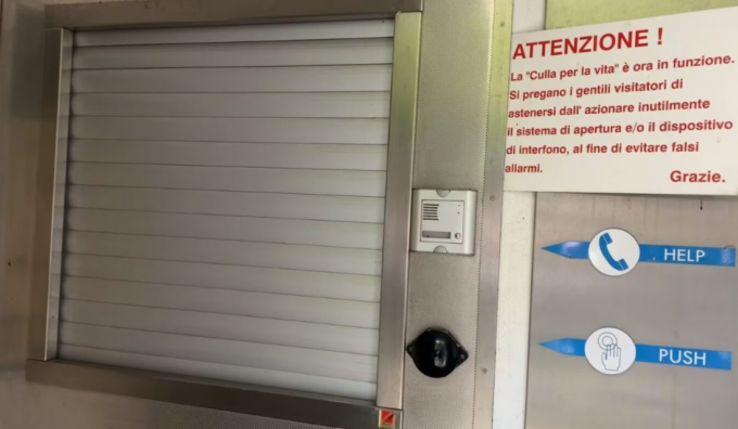 Neonato trovato morto nella culla termica della chiesa. Il parroco: “Non è scattato l’allarme”