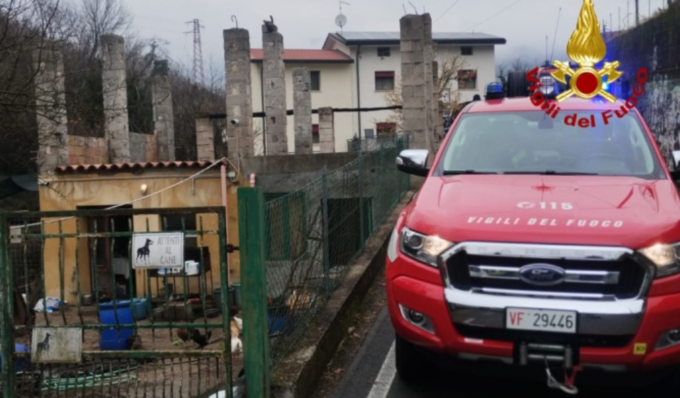 Stroncato da una fuga di monossido in una baracca insieme al suo agnellino