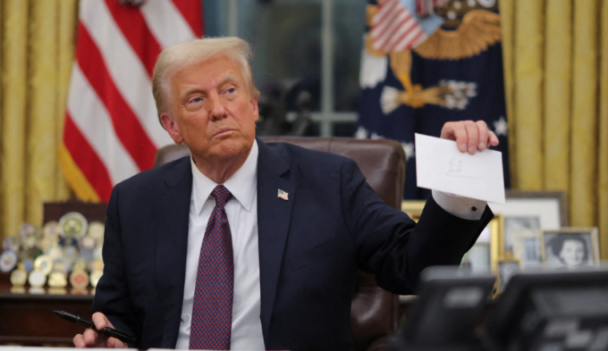 Trump a valanga nella sua prima conferenza stampa: l’Europa? I dazi la colpiranno (ma pure la Cina)