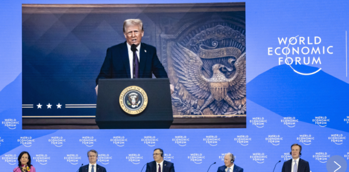 Trump al forum di Davos: “Il Green Deal è un imbroglio, comprate quante auto vi pare”