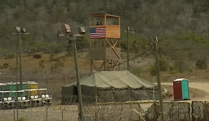 Trump vuole costruire un centro di detenzione per 30mila migranti illegali a Guantanamo
