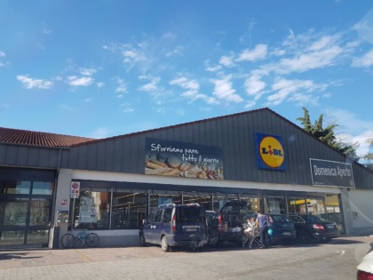 Donna di 39 anni accoltellata dal marito fuori dal supermercato, è grave. Lui era stato già denunciato