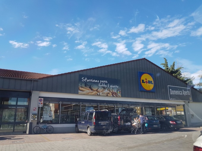 Donna di 39 anni accoltellata dal marito fuori dal supermercato, è grave. Lui era stato già denunciato