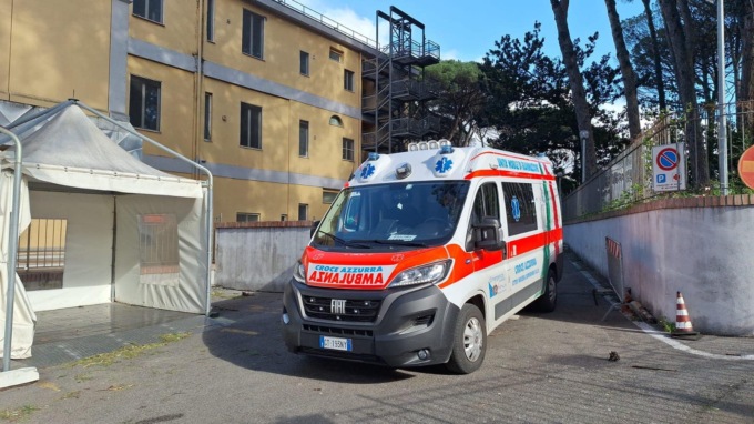 Anziana di 94 anni bloccata per 66 ore su una barella in ambulanza in attesa di un posto in Pronto soccorso