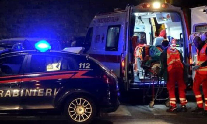 Trentenne accoltella e uccide il compagno dopo una lite, poi chiama i Carabinieri: “Mi sono difesa”